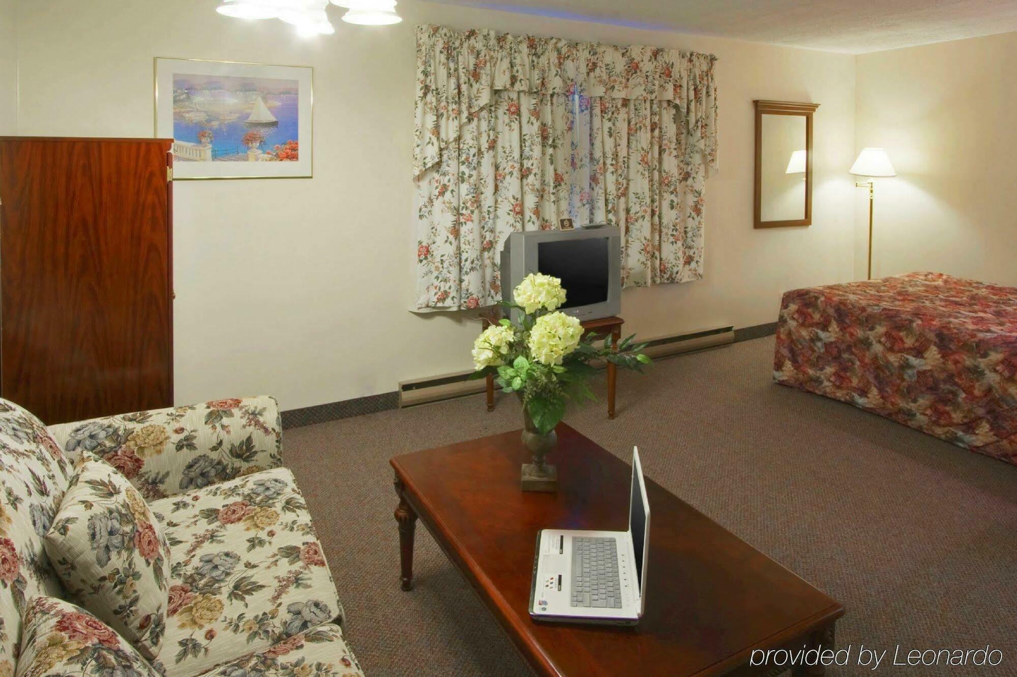 Econo Lodge Inn & Suites Saint John Room photo